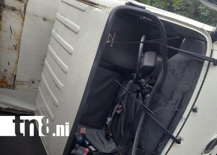 Foto: Camión se vuelca en peligrosa curva rumbo a Santo Tomás/TN8