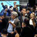 Foto: Hondureños se movilizan frente al CNE en rechazo a Asfura como presidente electo / Cortesía