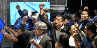 Foto: Hondureños se movilizan frente al CNE en rechazo a Asfura como presidente electo / Cortesía