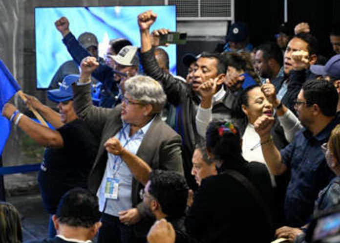 Foto: Hondureños se movilizan frente al CNE en rechazo a Asfura como presidente electo / Cortesía