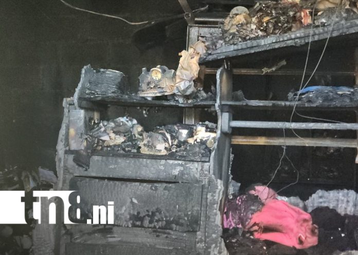 Foto: Voraz incendio reduce a cenizas cuarto de vivienda en el barrio Óscar Lino Paz Cuba/TN8