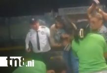 (VIDEO) Mujeres son sorprendidas “con las manos en la masa” en supermercado de Diriomo Foto: Supermercado de Diriomo: dos mujeres captadas en intento de robo/TN8