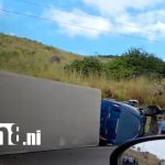 Furgón se vuelca en la peligrosa Cuesta El Coyol y causa alarma Foto: Furgón termina volcado en Cuesta El Coyol/ TN8
