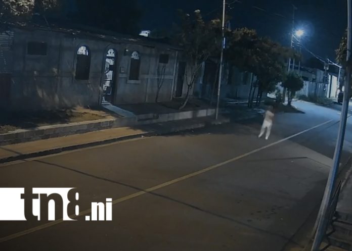 Foto: Cámara capta el instante exacto del robo en el barrio San Luis, Managua/ TN8