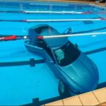 Vehículo termina en una piscina tras error de la conductora en Francia Foto: El vehículo atravesó una valla y cayó a una piscina con una menor a bordo/Cortesía