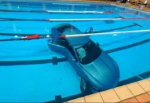 Foto: El vehículo atravesó una valla y cayó a una piscina con una menor a bordo/Cortesía