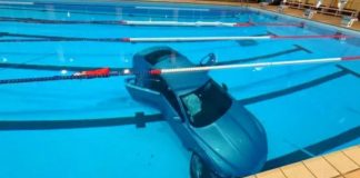 Foto: El vehículo atravesó una valla y cayó a una piscina con una menor a bordo/Cortesía