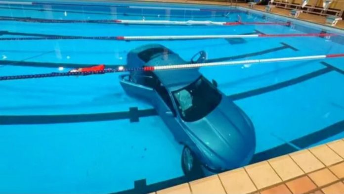 Foto: El vehículo atravesó una valla y cayó a una piscina con una menor a bordo/Cortesía