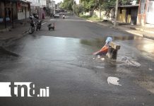 Foto: Familias del barrio Grenada ya no soportan el hedor de los manjoles en mal estado/TN8
