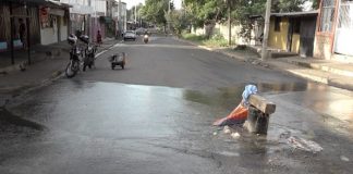 Foto: Familias del barrio Grenada ya no soportan el hedor de los manjoles en mal estado/TN8