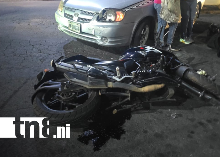 Foto: Motociclista resulta herido tras chocar contra taxi en el Cementerio Oriental, Managua/TN8