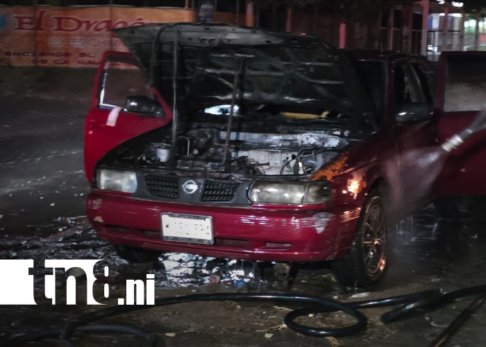 Foto: ¡Momentos de pánico! Vehículo toma fuego y pasajeros logran salir ilesos en Managua/TN8