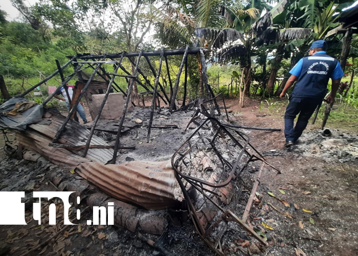 Foto: Incendio consume vivienda en Las Uvas y alerta a Bomberos Unidos de Jalapa/TN8
