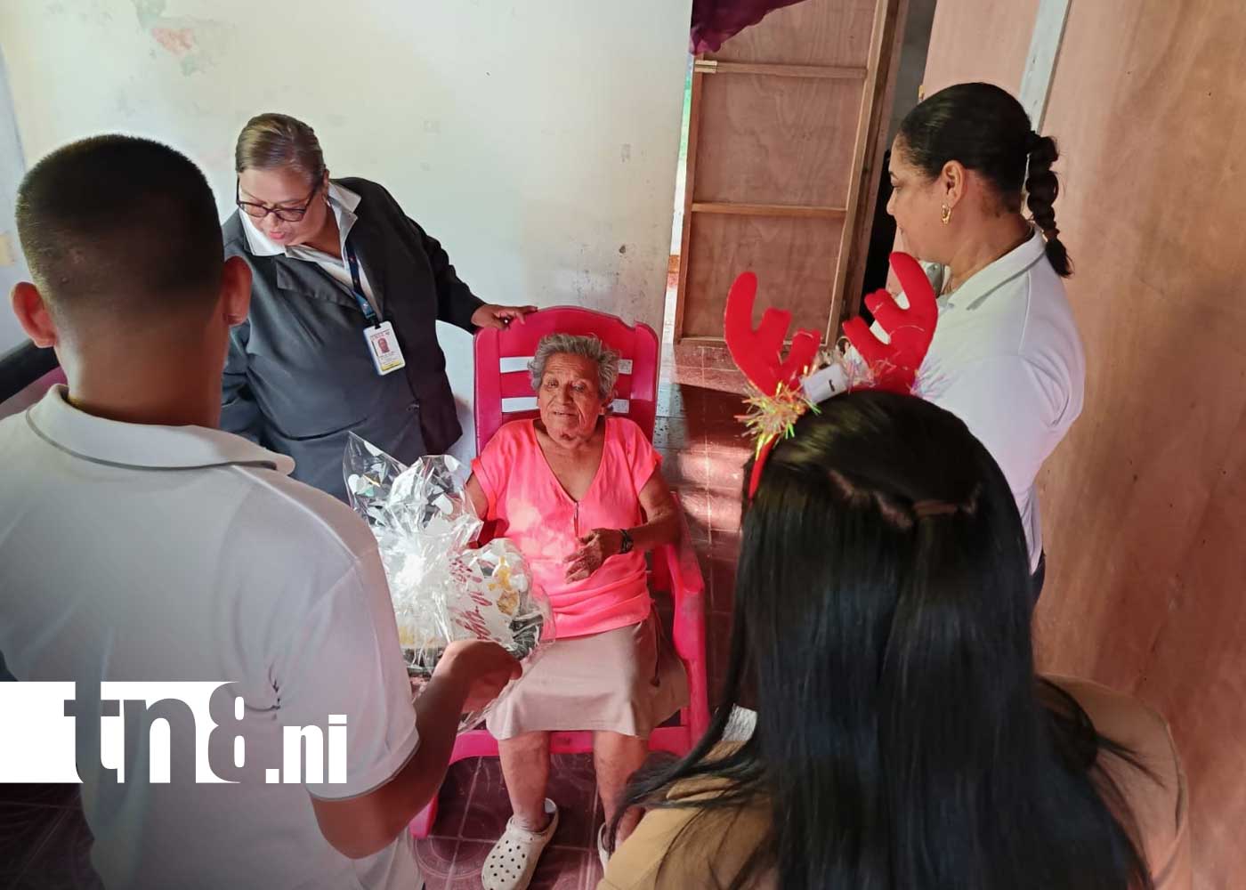 Foto: INSS sorprende a pensionados del Caribe Sur con canastas llenas de amor/TN8