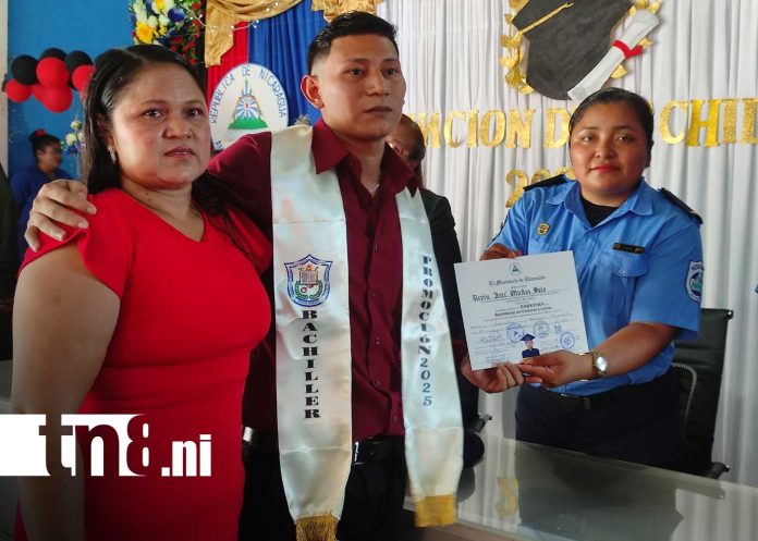 Foto: 41 presos se gradúan de secundaria en Granada/TN8