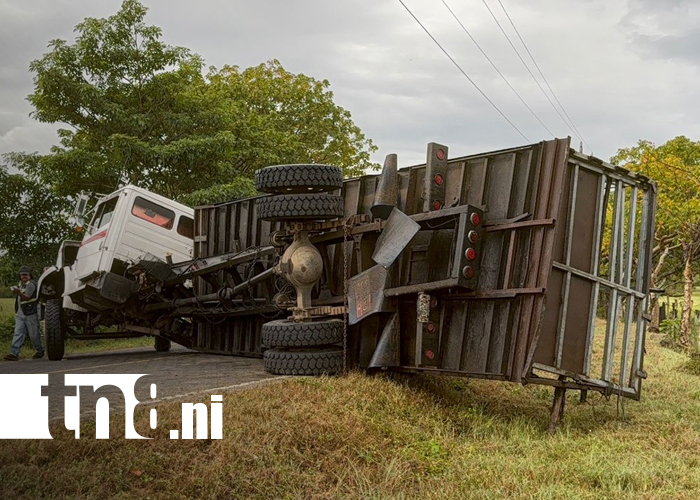 Foto: Camión cargado de ganado queda semivolcado en carretera Juigalpa – Puerto Díaz/TN8