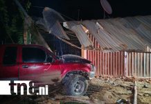 Foto: Conductor de una camioneta ocasionó daños en una vivienda y un vehículo taxi en Rivas/TN8