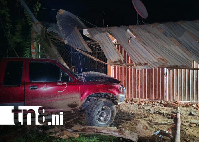Foto: Conductor de una camioneta ocasionó daños en una vivienda y un vehículo taxi en Rivas/TN8