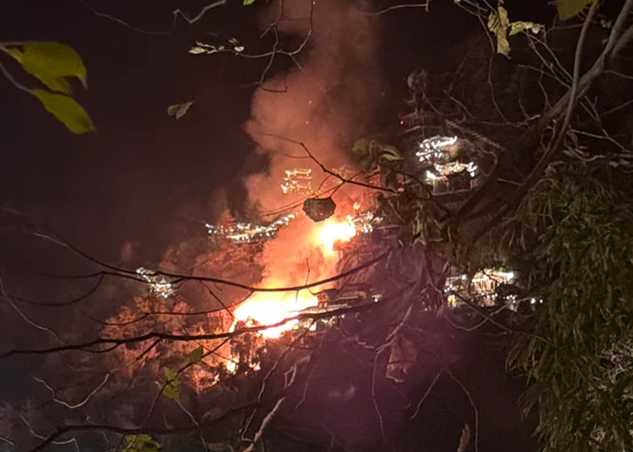 Foto:Bomberos controlan incendio en área turística de China/cortesía