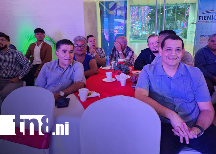 Foto: MINJUVE y FIENIC celebran el talento y liderazgo juvenil en gran Cena de Fin de Año/TN8