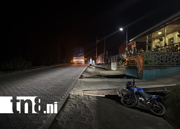 Foto: Motocicleta impacta contra cuneta en Jalapa/TN8