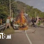 Incendio repentino de vehículo genera tensión en la Carretera Vieja a León Foto: Incendio de vehículo genera tensión en la Carretera Vieja a León/TN8
