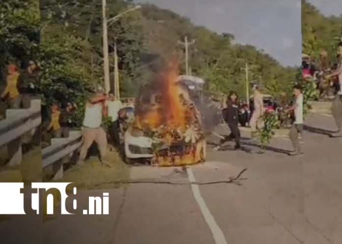 Foto: Incendio de vehículo genera tensión en la Carretera Vieja a León/TN8
