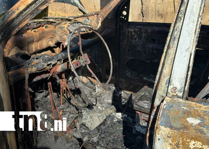 Foto: Momento de angustia en Chinandega: voraz incendio consume taxi en minutos / Cortesía