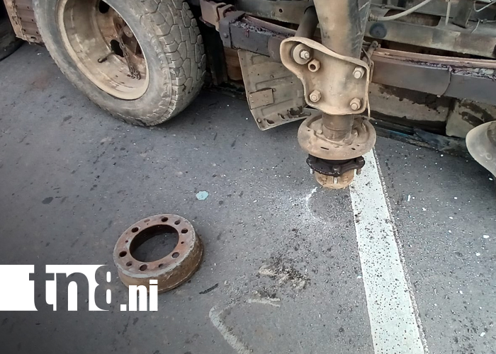 Foto: Explosión de llanta causa accidente en la Carretera Norte/TN8