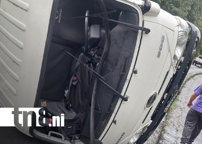 Foto: Camión se vuelca en peligrosa curva rumbo a Santo Tomás/TN8