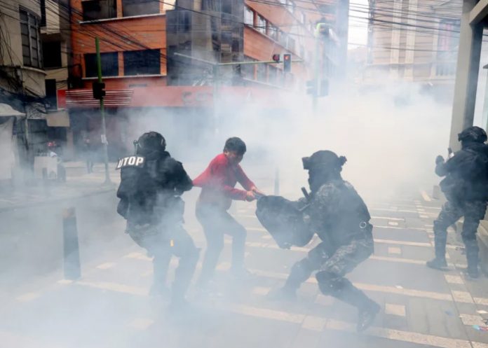 Foto: Gobierno boliviano reprime movilización obrera contra alza de combustibles / Cortesía