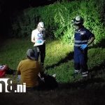Motociclista es auxiliado tras caer inconsciente en la vía hacia Estelí Foto: motociclista queda inconsciente sobre adoquinado en Estelí/TN8