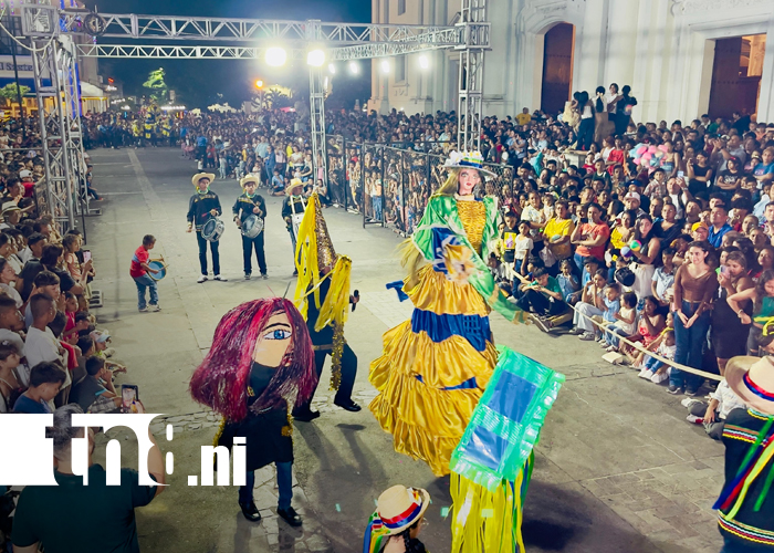 Foto: Fiesta cultural en León: Gigantonas llenan de música y color la Plaza Quezada/TN8