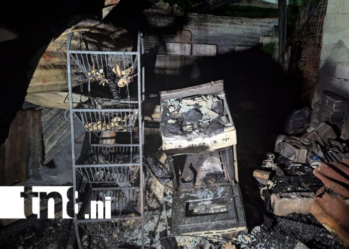 Foto: Voraz incendio deja a una familia sin hogar en Anexos a Waspán Sur, Managua/TN8