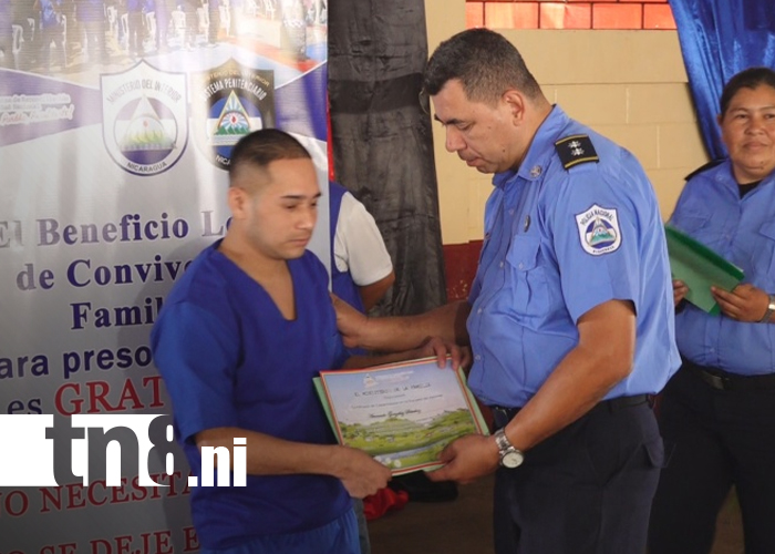 Foto: entrega de certificados del MIFAM /TN8