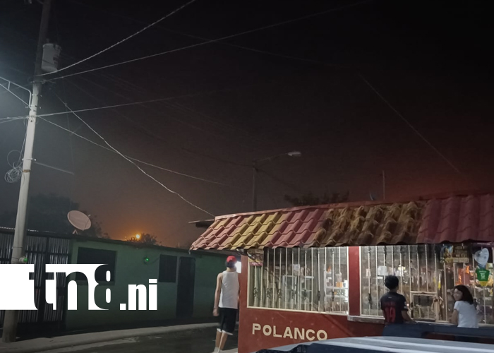 Foto: La Chureca arde sin tregua: incendio mantiene en vilo a decenas de familias/TN8