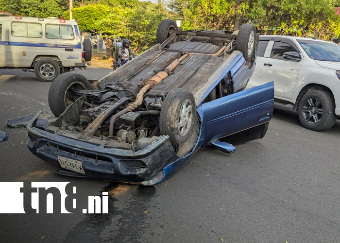 Foto: Accidente en Managua: vehículo volcó tras chocar con autos estacionados/TN8