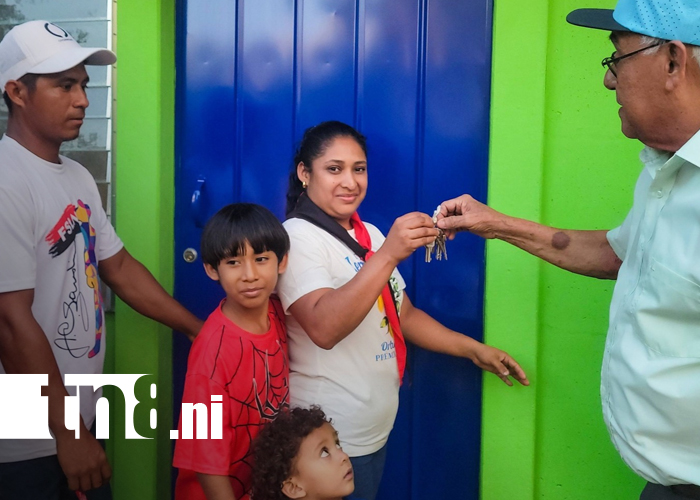 Foto: Felicidad en Nandaime: familia recibe su hogar digno en el anexo Javier Guerra/TN8