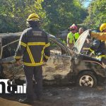 Foto: Momento de angustia en Chinandega: voraz incendio consume taxi en minutos / Cortesía