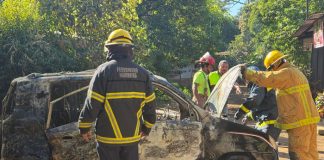 Foto: Momento de angustia en Chinandega: voraz incendio consume taxi en minutos / Cortesía