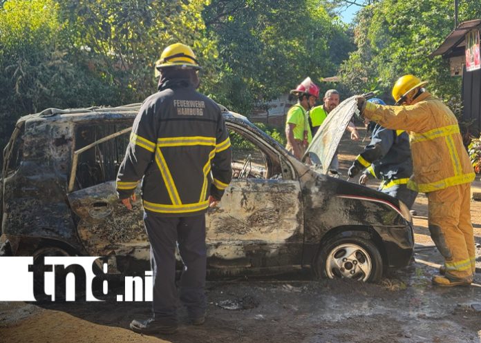 Foto: Momento de angustia en Chinandega: voraz incendio consume taxi en minutos / Cortesía