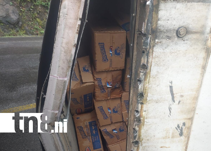 Foto: Camión se vuelca en peligrosa curva rumbo a Santo Tomás/TN8