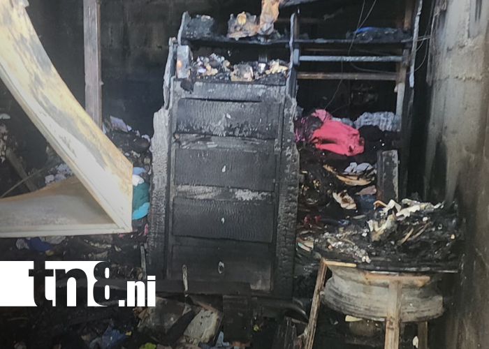 Foto: Voraz incendio reduce a cenizas cuarto de vivienda en el barrio Óscar Lino Paz Cuba/TN8