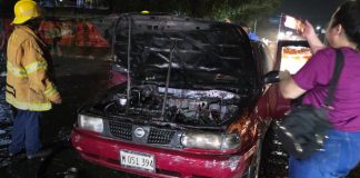 Foto: ¡Momentos de pánico! Vehículo toma fuego y pasajeros logran salir ilesos en Managua/TN8