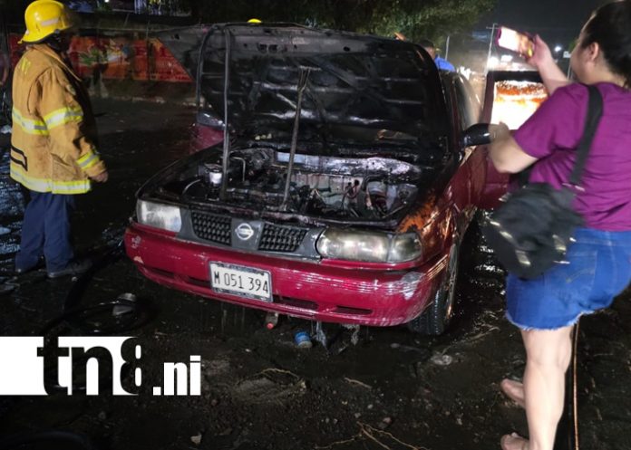 Foto: ¡Momentos de pánico! Vehículo toma fuego y pasajeros logran salir ilesos en Managua/TN8