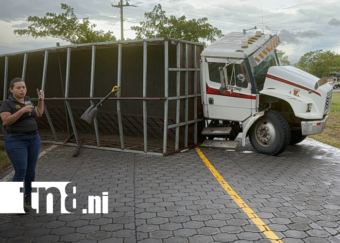 Foto: Camión cargado de ganado queda semivolcado en carretera Juigalpa – Puerto Díaz/TN8