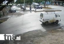 Motociclista sobrevive de milagro tras brutal choque en Managua (VIDEO) Foto: Accidente captado en video en Managua/ TN8