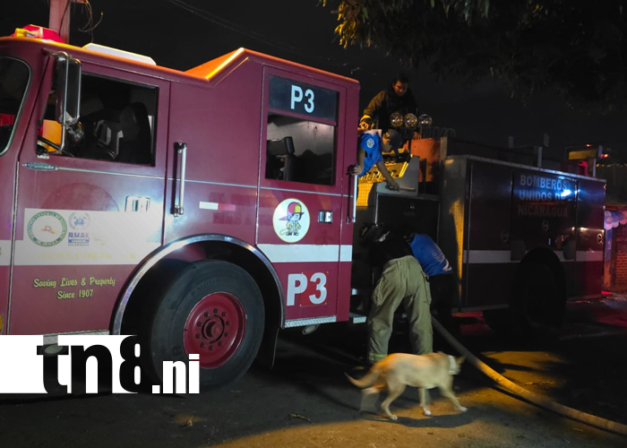 Foto: Incendio de gran magnitud afecta tres viviendas en Villa Libertad, Managua/TN8