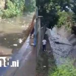 Obreros salvan a pareja arrastrada por las corrientes de un cauce en El Dorado, Managua Foto: Rescatan a pareja arrastrada por un cauce en Managua /TN8