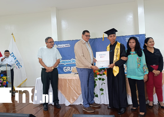 Foto: 449 técnicos se gradúan en el Manuel Olivaresa /TN8